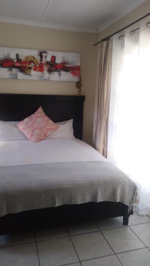 Self-Catering 1Bedr Cottage In Sandton With Free Wifi ヨハネスブルグ エクステリア 写真