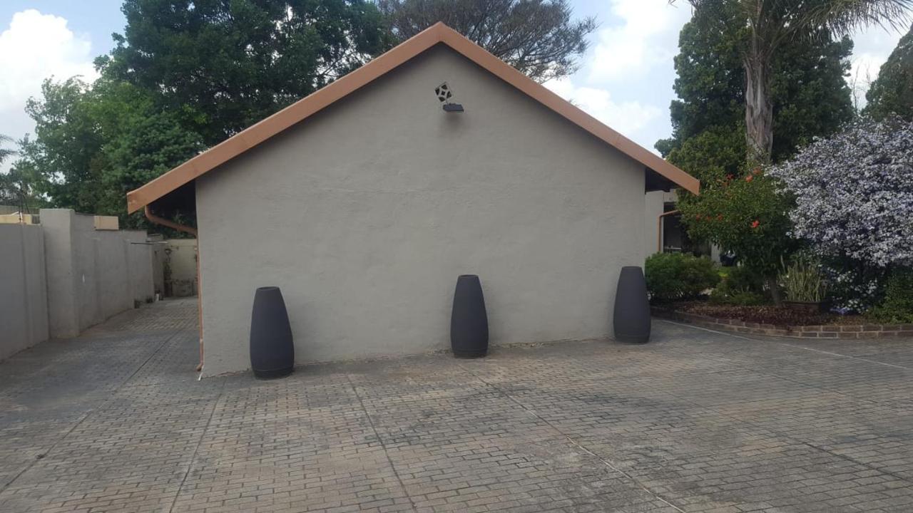 Self-Catering 1Bedr Cottage In Sandton With Free Wifi ヨハネスブルグ エクステリア 写真